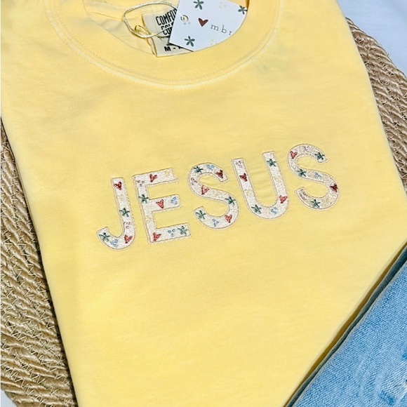 Last one! Super sweet embroiderd t shirt - Picture 2 of 6